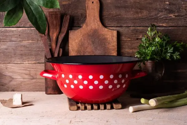 Klasyczna miska emaliowana z uchwytami Vangla, 28 cm 5.0L, czerwona, Dots on red