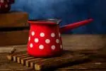 Klasyczny tygielek emaliowany na 4 kawy, 0.4L, czerwony, Dots on red