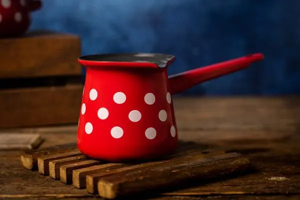 Klasyczny tygielek emaliowany na 4 kawy, 0.4L, czerwony, Dots on red