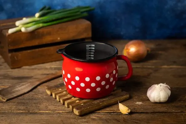 Klasyczny wypukły kubek emaliowany z dzióbkiem, 12 cm 1.3L, czerwony, Dots on red