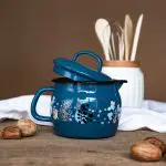 Klasyczny wypukły kubek emaliowany z dzióbkiem i pokrywką, 12 cm 1.3L, niebieski, Cooking Delight