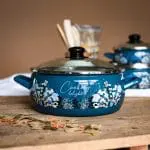 Niski garnek emaliowany 24 cm 5 L, ze szklaną pokrywką, niebieski, Cooking Delight